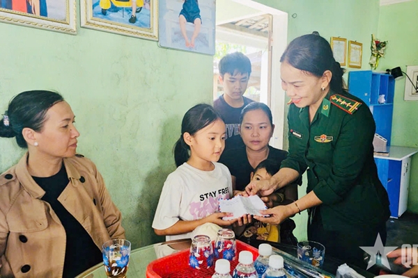 Ấm áp bàn tay mẹ đỡ đầu Biên phòng